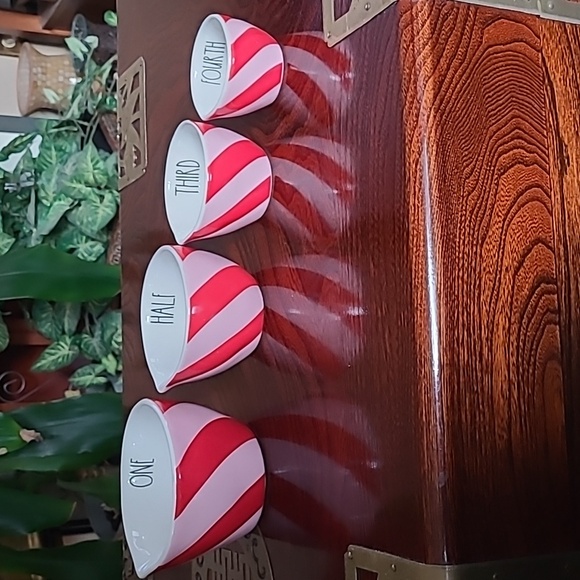 🍬Rae Dunn Measuring Cup Set - Picture 3 of 13